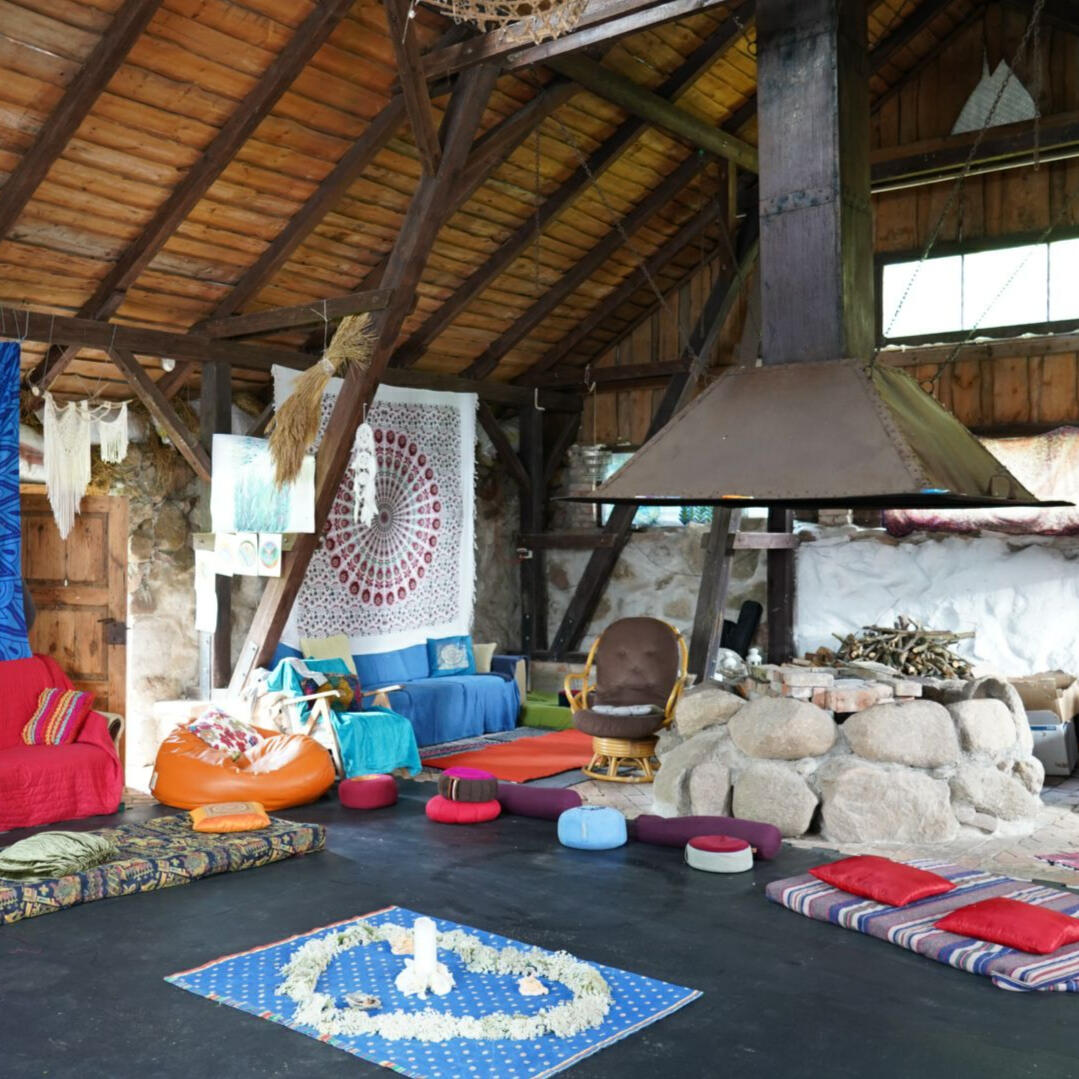 Maloca Na zdjęciu wnętrze jednego z budynków naszego siedliska - Maloca i wielkie palenisko, które się w niej znajduje.