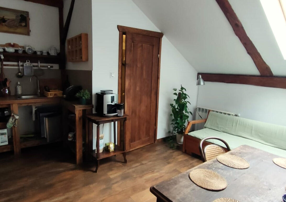 Pokój wody w naszej mazurskiej agroturystyce Pokój wody - na zdjęciu salon z widocznym ekspresem do kawy