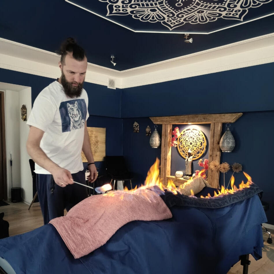 Na zdjęciu masaż ogniem